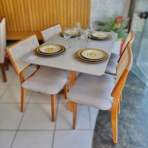 Mesa Pedro 1.20m tampo off com cadeiras Livia madeira maciça -